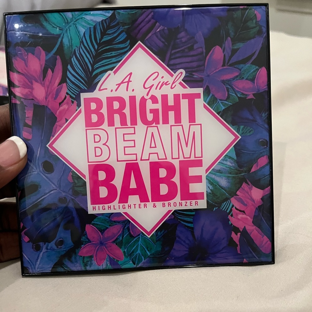 Brand new never been used.L.A girl bright beam babe highlighter/bronzer palette